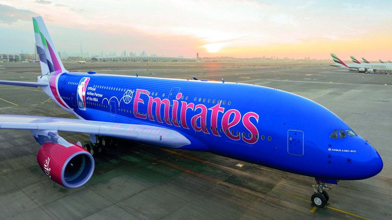 الامارات | «طيران الإمارات» تكشف عن كسوة جديدة لـ «A380» بشعار «NBA»