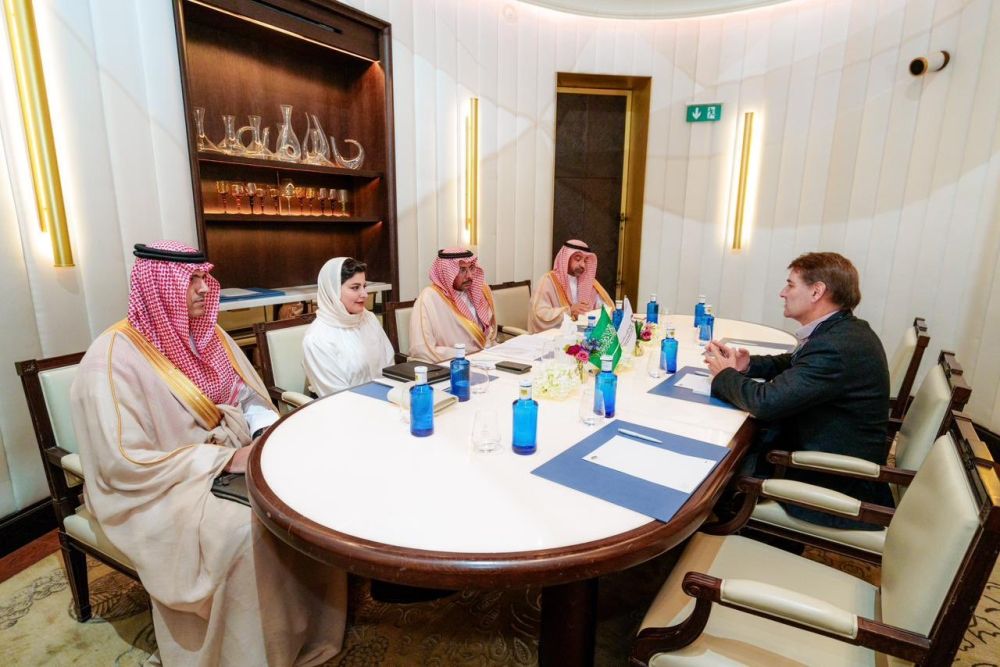 الخريّف يبحث التعاون الصناعي والتعديني مع وزير الشؤون الاقتصادية الإسباني