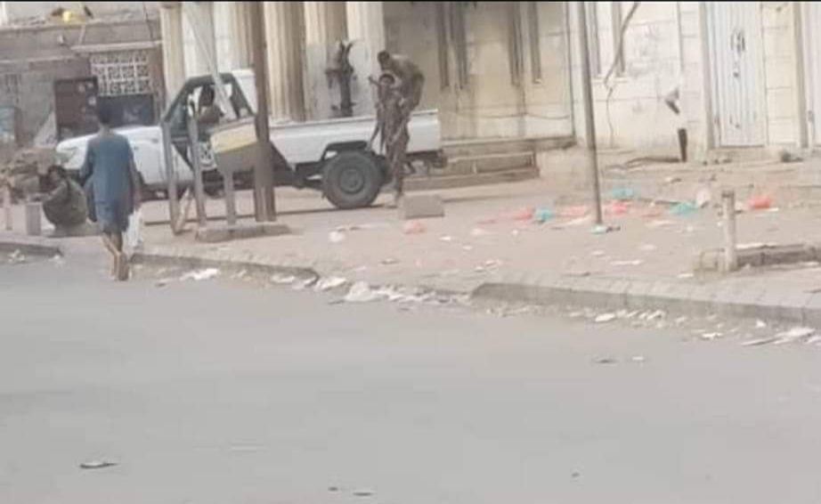 قتلوا شقيقها واختطفوا الآخر.. مسلحو الانتقالي يقتحمون منزل ناشطة حقوقية بـ"عدن"