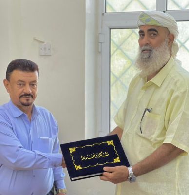 مدير دائرة الامداد و التموين يمنح العميد صالح عاطف درع الوفاء والتقدير