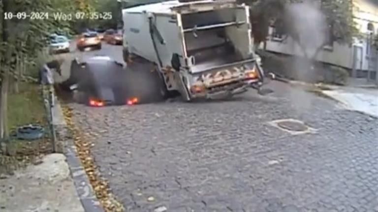 فيديو صادم.. حفرة تبتلع أم وطفلها بطريقة مروعة - وهذا ما حدث