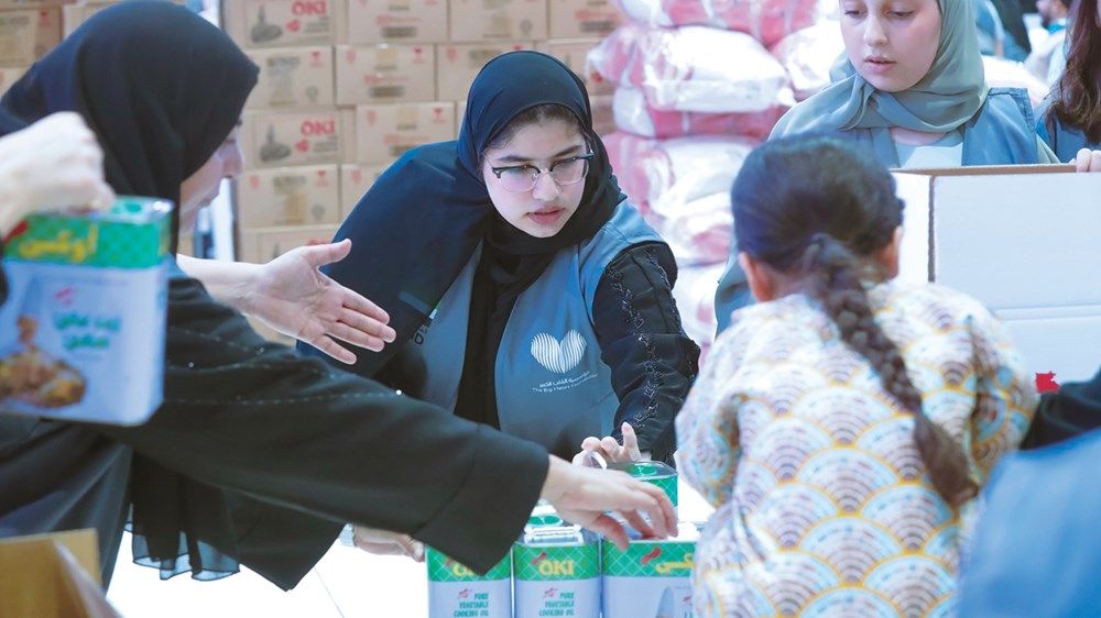 «الإمارات معك يا لبنان» تجمع 250 طناً من المساعدات الإغاثية في الشارقة