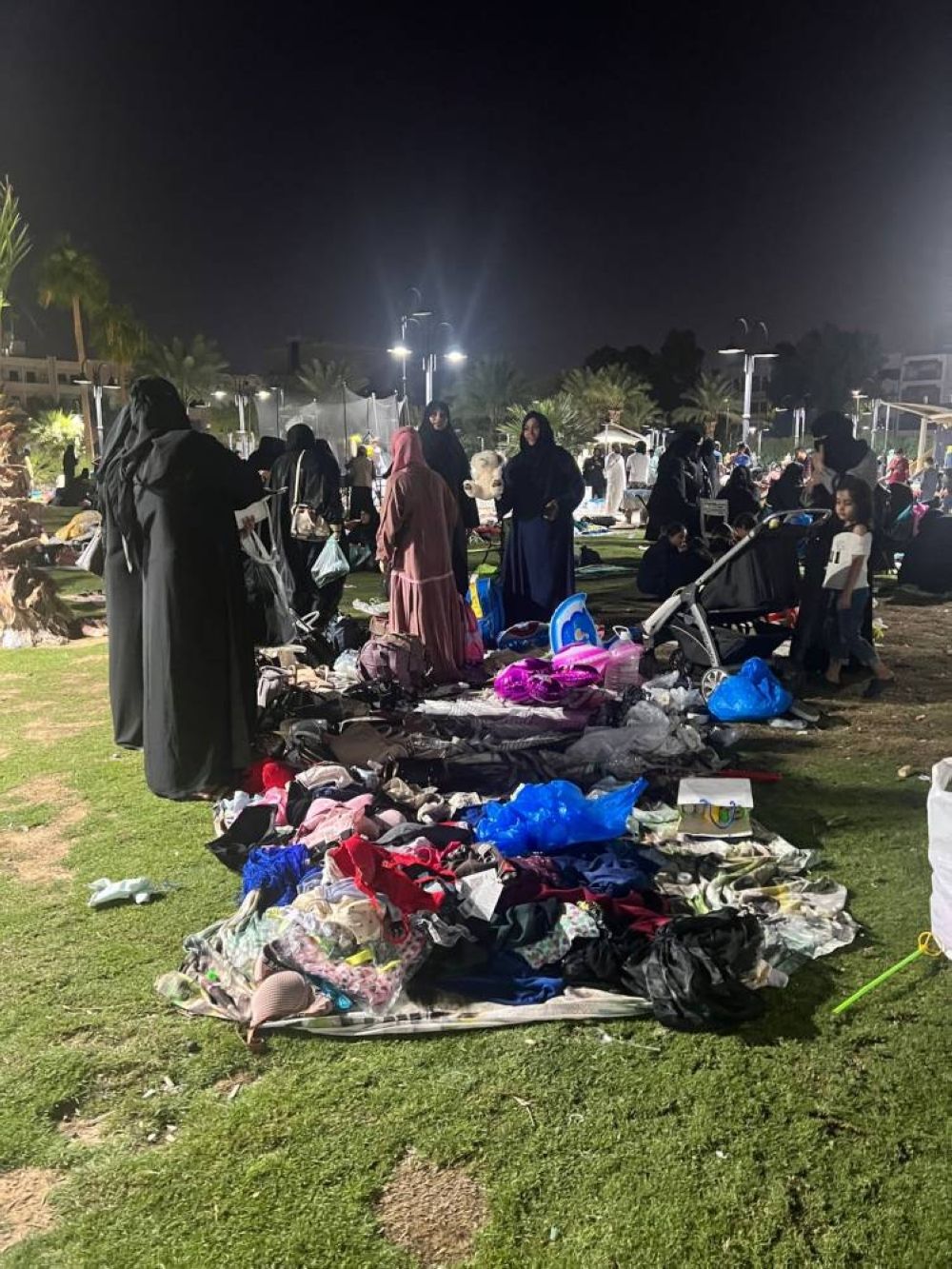 عمالة مخالفة تحول حديقة في جدة إلى سوق