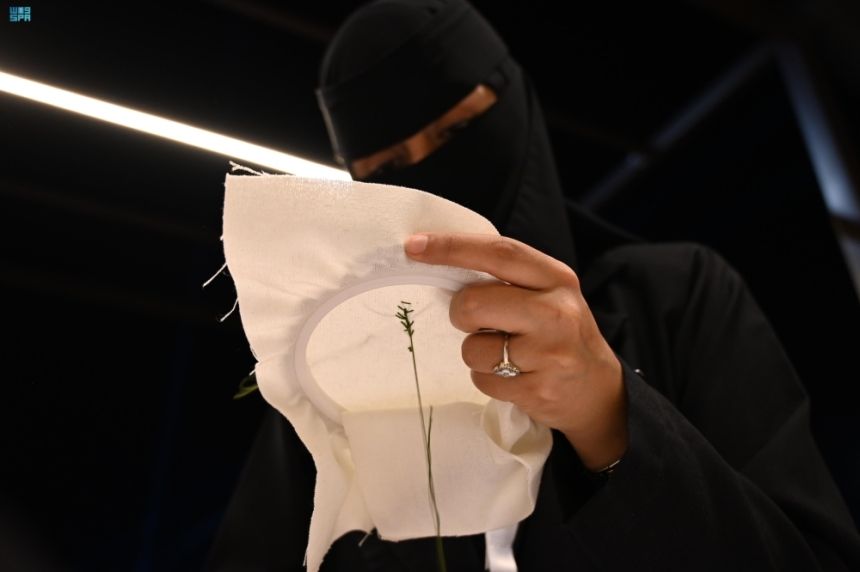 صور| المرأة تسجل حضورًا مميزًا في معرض موسم تمور المدينة المنورة