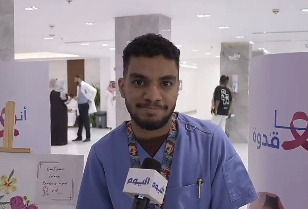 "رايتك وردية".. طبيب يعبر عن مشاعر المرأة تجاه سرطان الثدي بريشته