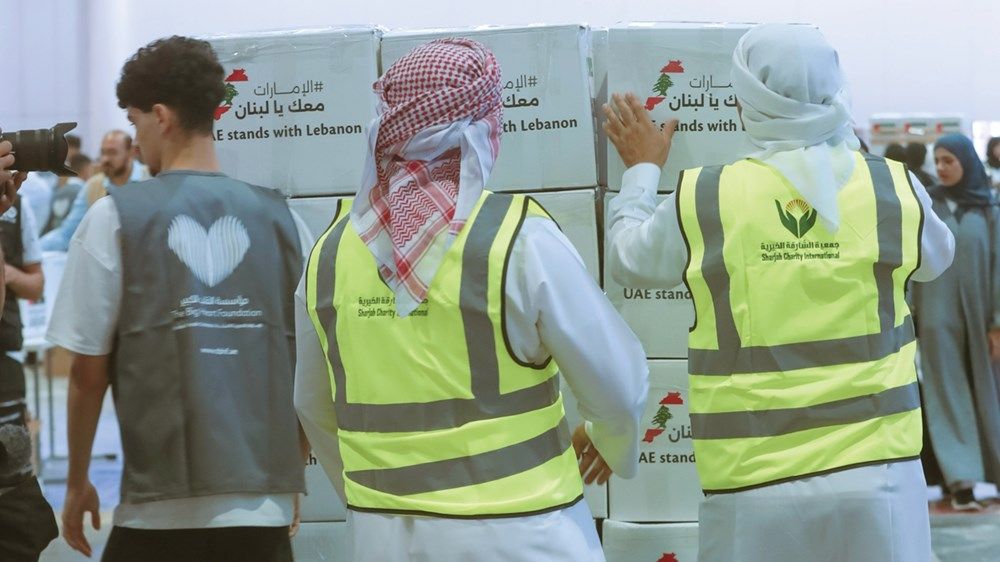 «الإمارات معك يا لبنان» تجمع 250 طناً من المساعدات الإغاثية في الشارقة