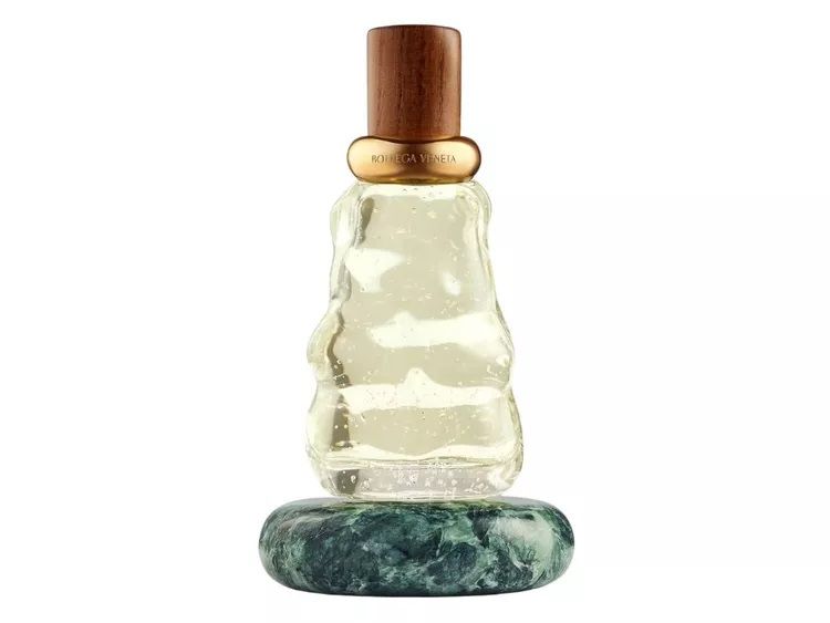 7 عطور منعشة مفضّلة لدينا للخريف: مثالية للباحثات عن رائحة مميزة جديدة