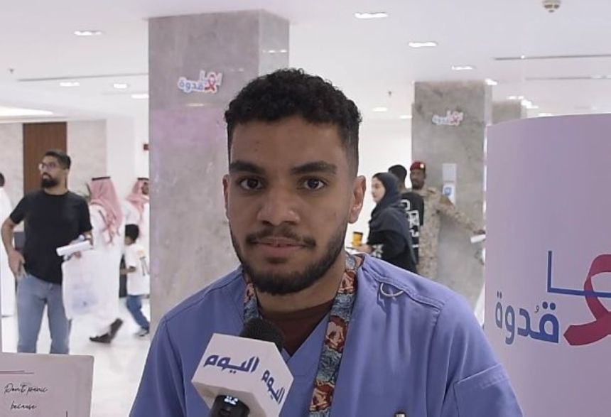 "رايتك وردية".. طبيب يعبر عن مشاعر المرأة تجاه سرطان الثدي بريشته