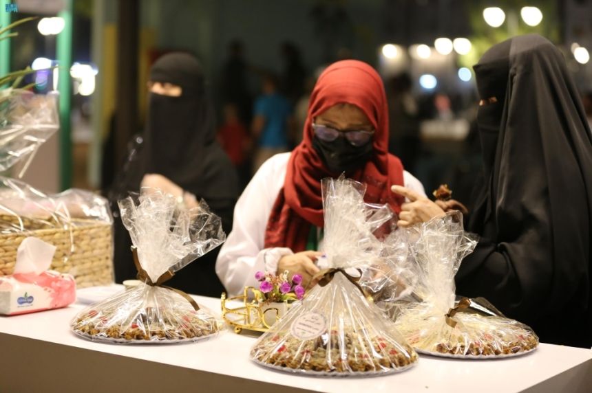 صور| المرأة تسجل حضورًا مميزًا في معرض موسم تمور المدينة المنورة
