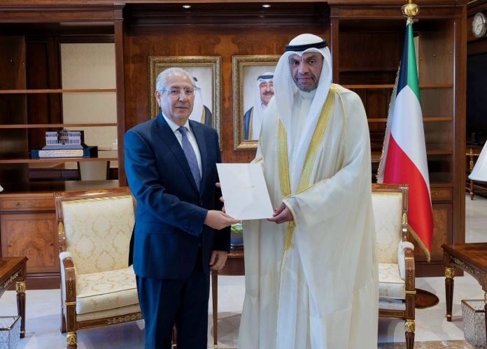 سفير مصر يسلم دعوة الرئيس السيسي لأمير الكويت لحضور المنتدى الحضري العالمى