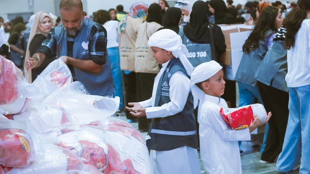 «الإمارات معك يا لبنان» تجمع 250 طناً من المساعدات الإغاثية في الشارقة