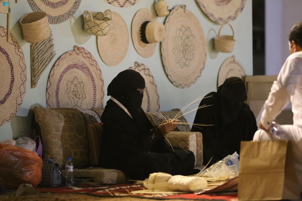 صور| المرأة تسجل حضورًا مميزًا في معرض موسم تمور المدينة المنورة