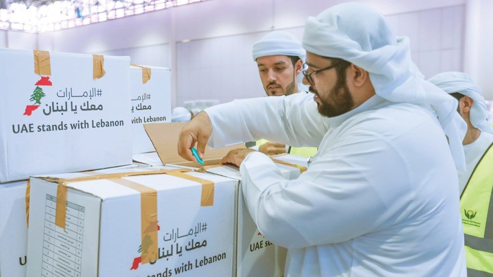 «الإمارات معك يا لبنان» تجمع 250 طناً من المساعدات الإغاثية في الشارقة