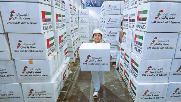 «الإمارات معك يا لبنان» تجمع 250 طناً من المساعدات الإغاثية في الشارقة