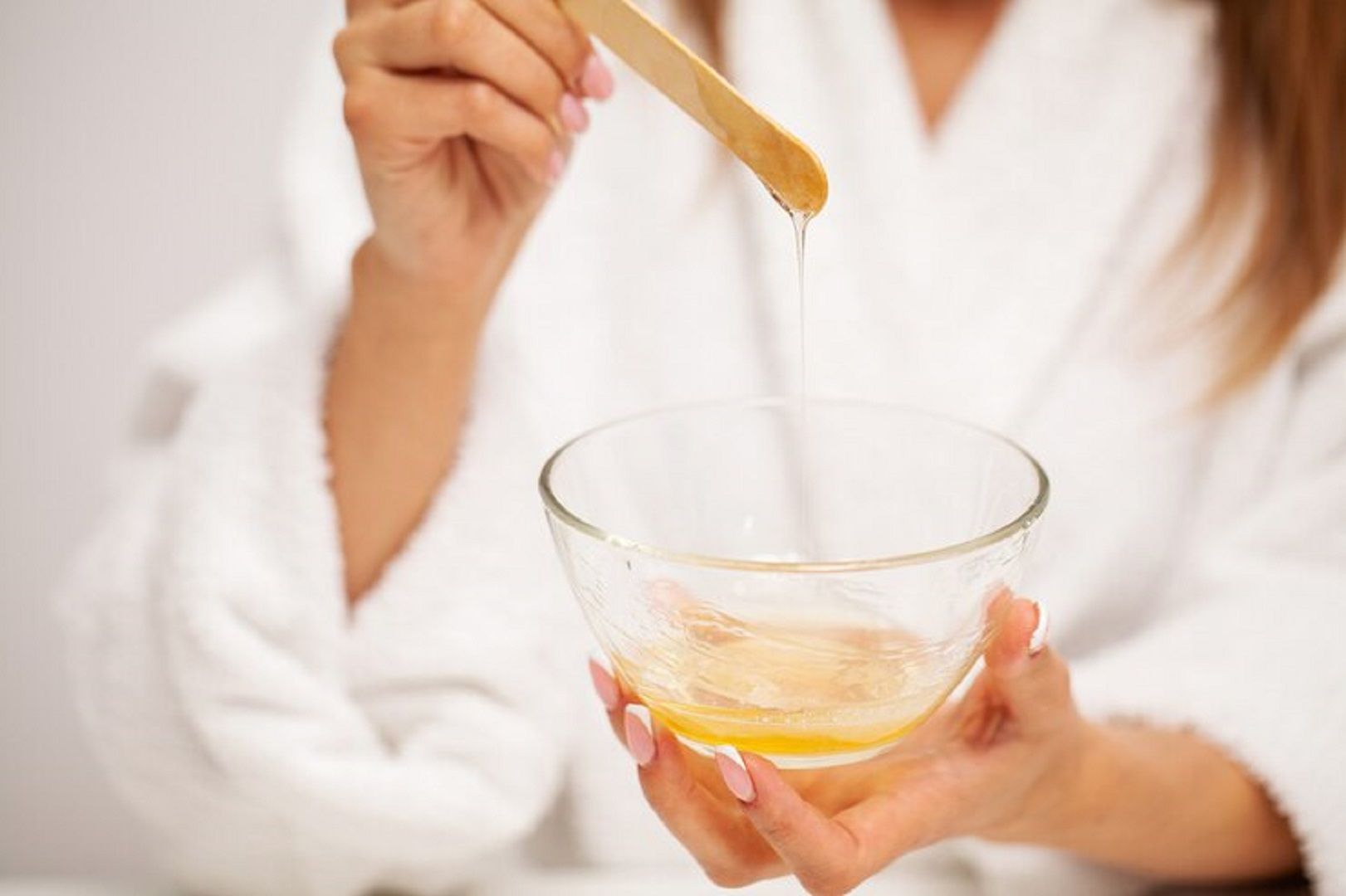 خلطات طبيعية للوجه بالعسل... بشرة شابة لا يهزمها التقدم في السن