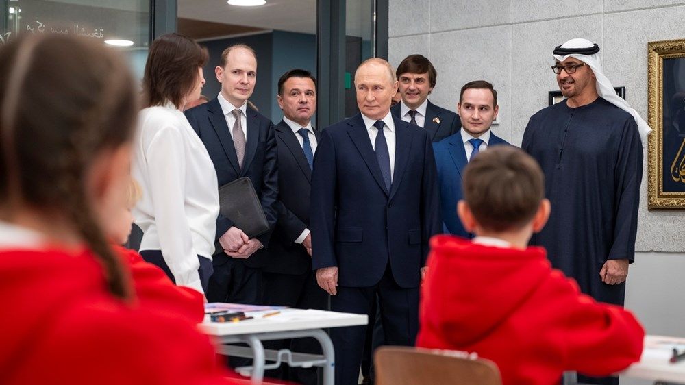 رئيس الدولة والرئيس الروسي يفتتحان مركز الشيخة فاطمة بنت مبارك للتعليم في مدرسة بريماكوف