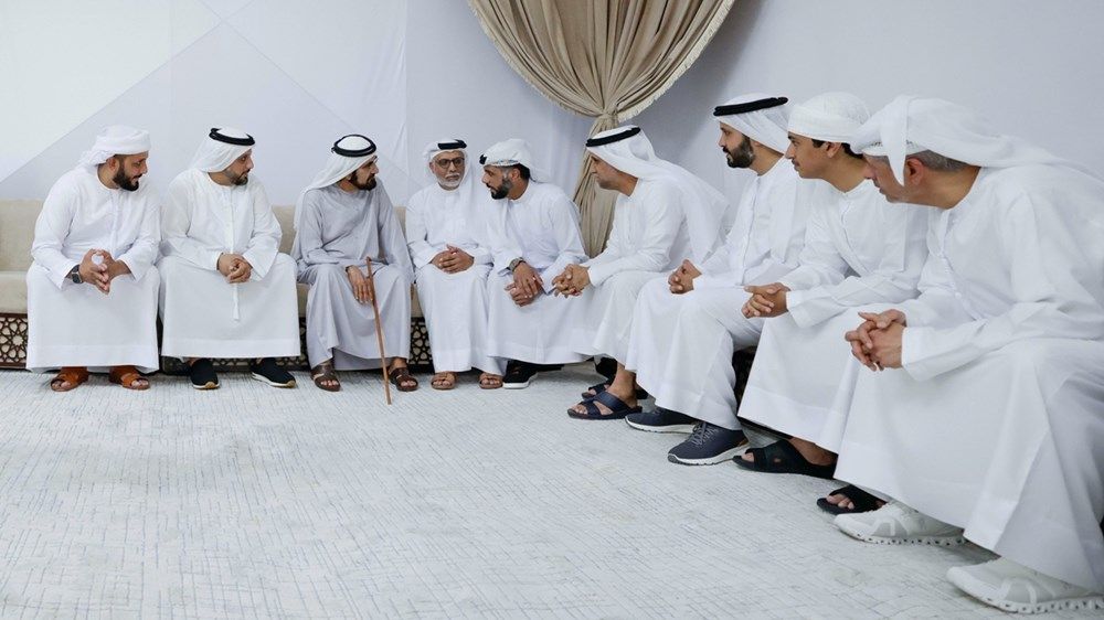 محمد بن راشد يقدم واجب العزاء في وفاة الإعلامي أحمد المنصوري