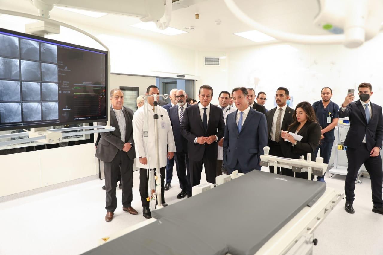 خالد عبد الغفار ووزير صحة اليوناني يتفقدان مستشفى العاصمة الإدارية الجديدة