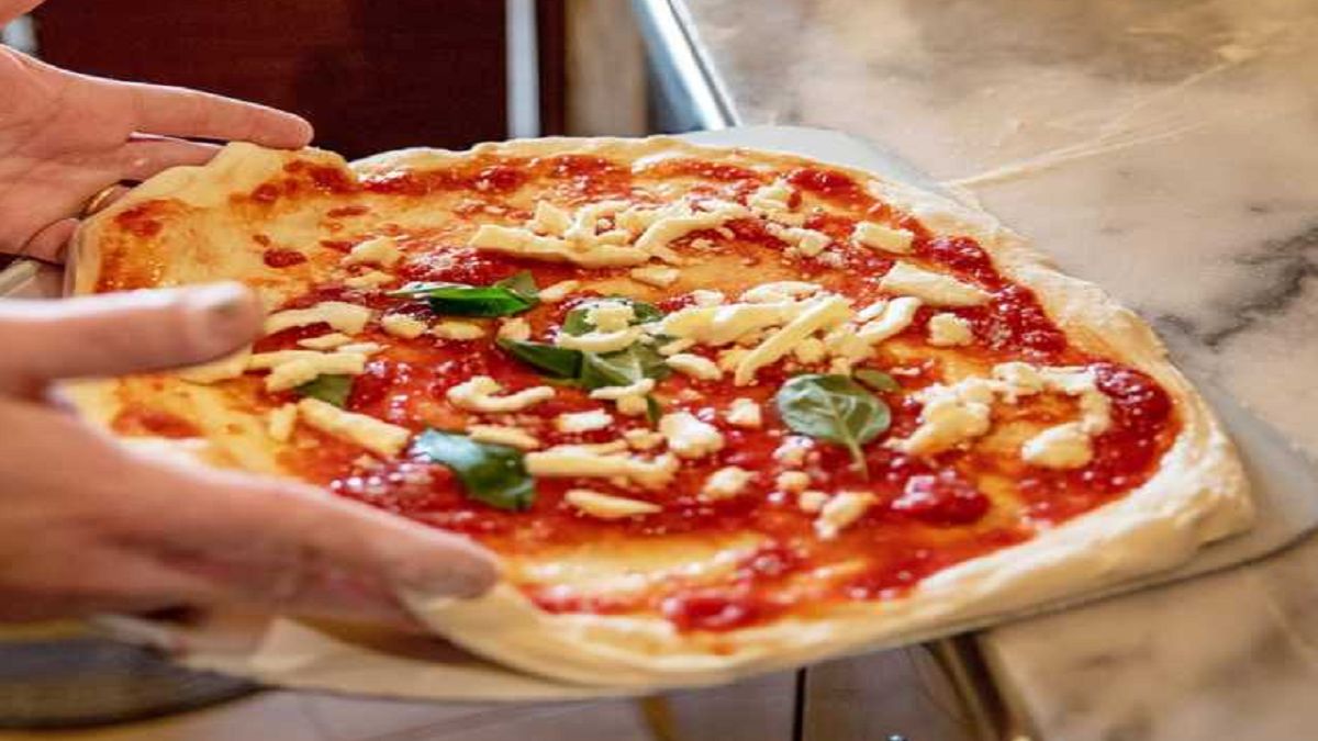 الامارات | «البيتزا رقم 40» تسبب الإدمان.. المطعم يضع في العجين مادة لا تخطر على بال