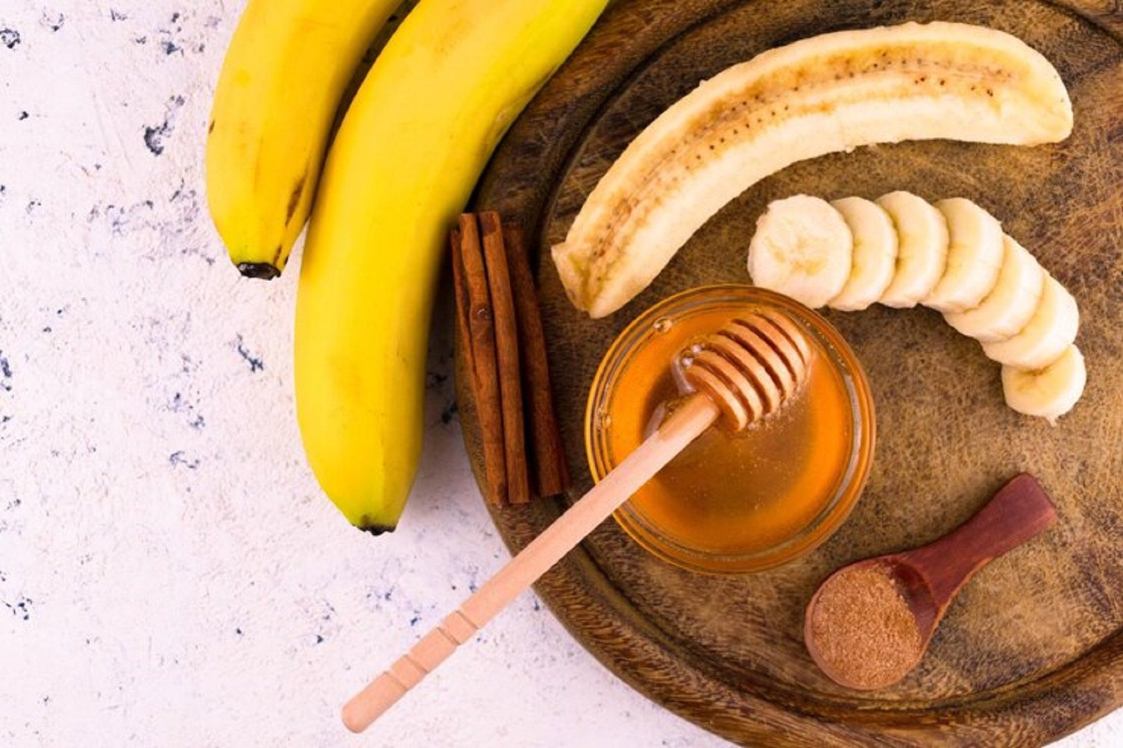 خلطات طبيعية للوجه بالعسل... بشرة شابة لا يهزمها التقدم في السن