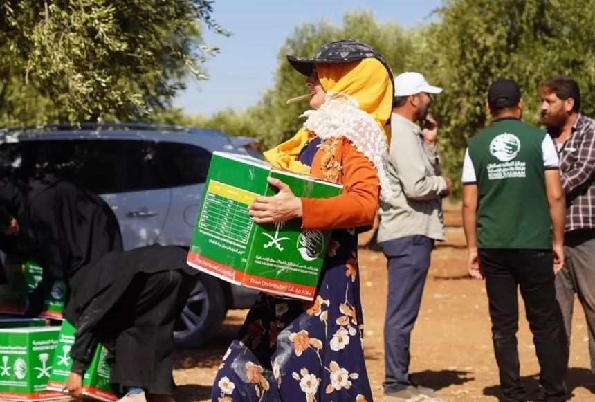 "الملك سلمان للإغاثة" يوزع مئات السلال الغذائية والصناديق الصحية في 3 دول