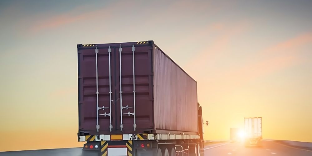 الترخيص من «هيئة النقل» شرط لتعاقد الموردين مع شاحنات أجنبية