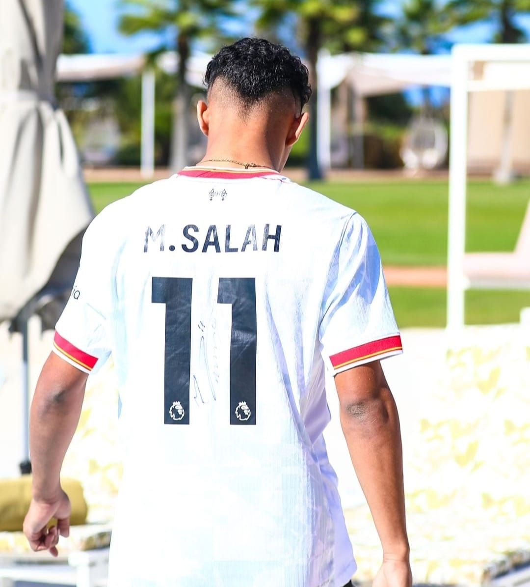 أحمد عيد يستعرض هدية محمد صلاح فى معسكر المنتخب.. صور