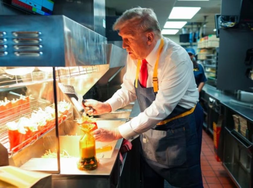 الانتخابات الأمريكية.. ترامب يقلي البطاطس وهاريس تحتفل بعيد ميلادها