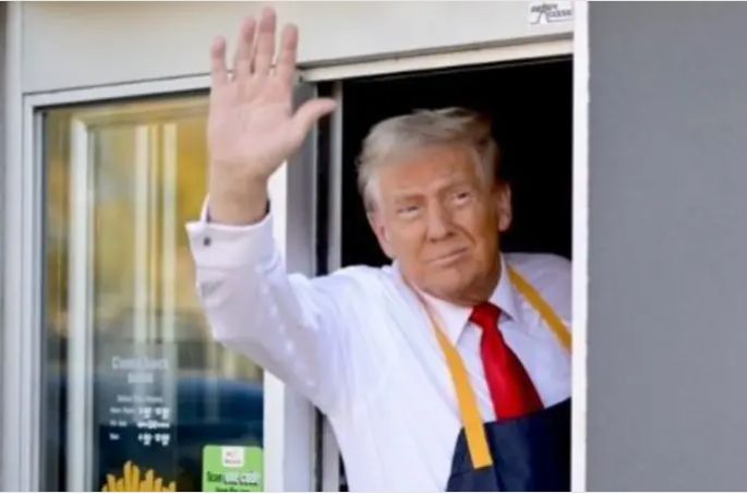 الامارات | دونالد ترامب يقلي البطاطا ويسلّم الطلبات للزبائن في "ماكدونالدز"  (شاهد الفيديو)