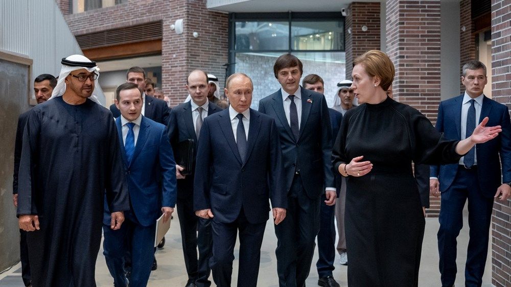 رئيس الدولة والرئيس الروسي يفتتحان مركز الشيخة فاطمة بنت مبارك للتعليم في مدرسة بريماكوف