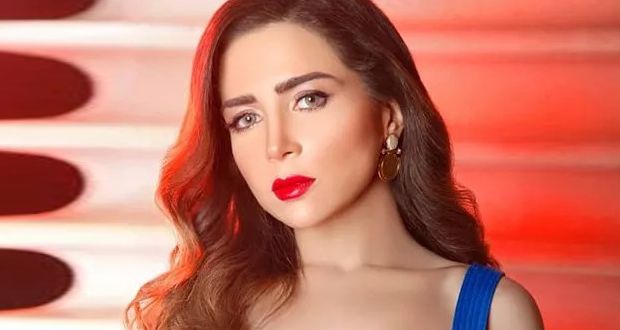 مي عز الدين تقيم احتفالية في كواليس مسرحيتها.. ما هي المناسبة؟
