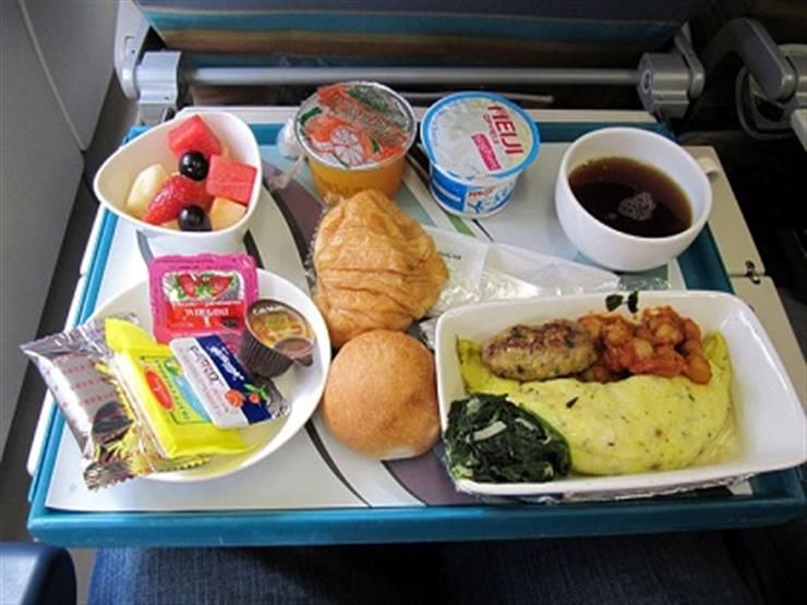 لماذا لا يجب تناول الطعام في الطائرة؟.. اعرف السبب