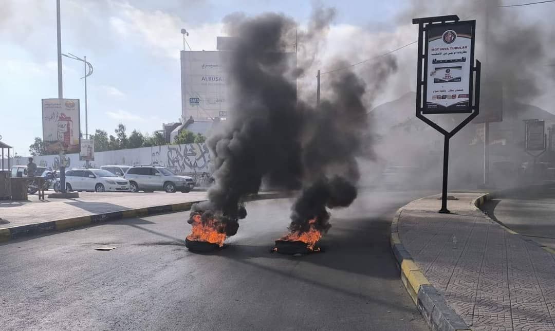 حضرموت.. أعمال شغب وإغلاق شوارع في المكلا إحتجاجًا على انقطاع التيار الكهربائي 