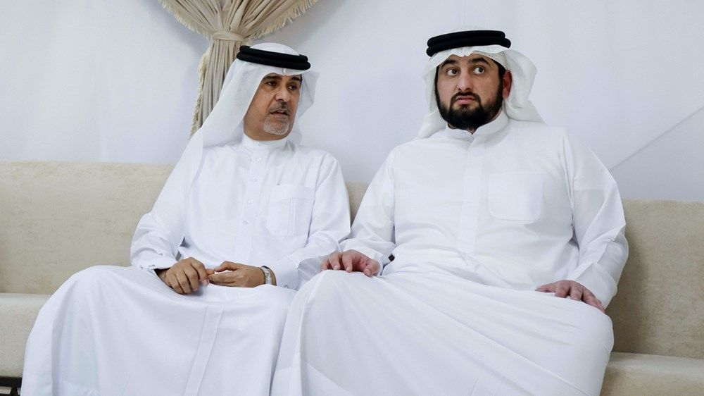 محمد بن راشد يقدم واجب العزاء في وفاة الإعلامي أحمد المنصوري