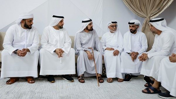 محمد بن راشد يقدم واجب العزاء في وفاة الإعلامي أحمد المنصوري