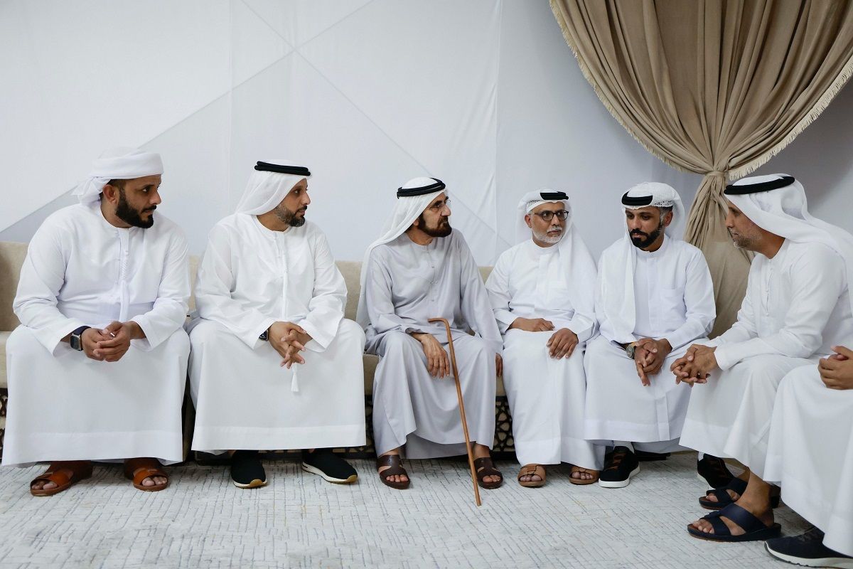 الامارات | محمد بن راشد يقدم واجب العزاء في وفاة الإعلامي أحمد المنصوري