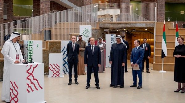 رئيس الدولة والرئيس الروسي يفتتحان مركز الشيخة فاطمة بنت مبارك للتعليم في مدرسة بريماكوف