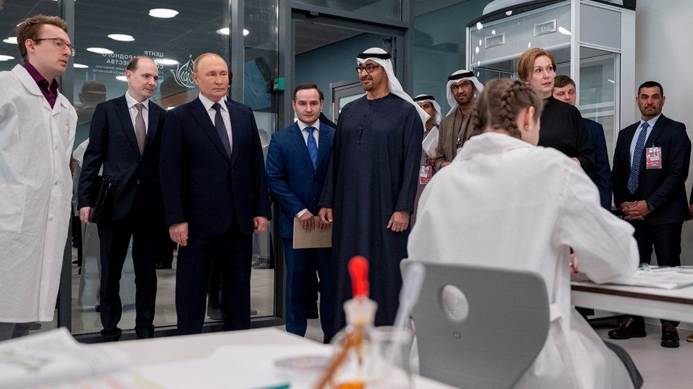 رئيس الدولة والرئيس الروسي يفتتحان مركز الشيخة فاطمة بنت مبارك للتعليم في مدرسة بريماكوف