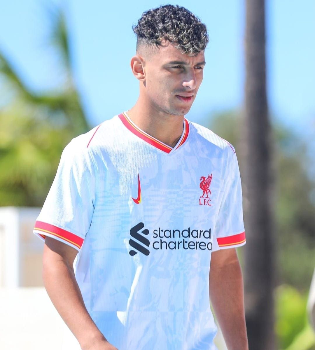 أحمد عيد يستعرض هدية محمد صلاح فى معسكر المنتخب.. صور