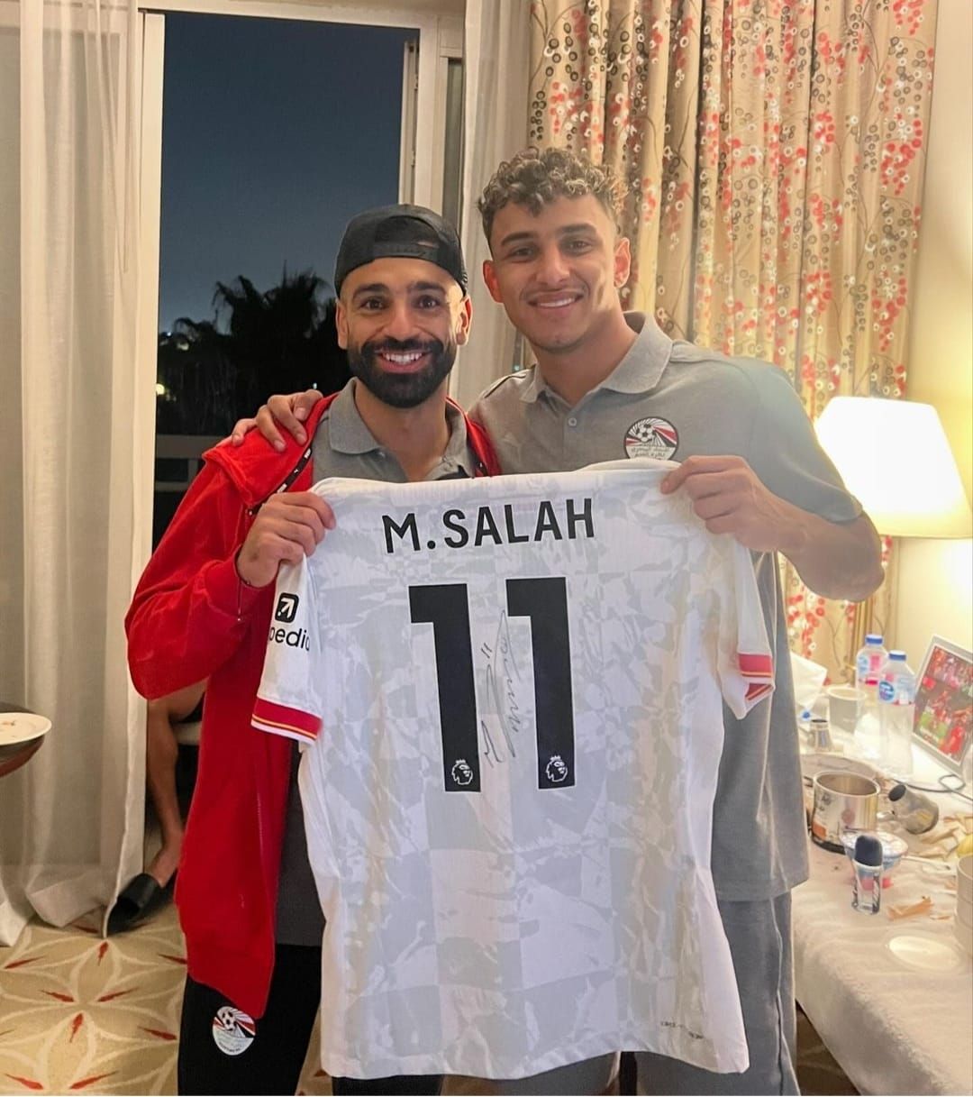 أحمد عيد يستعرض هدية محمد صلاح فى معسكر المنتخب.. صور