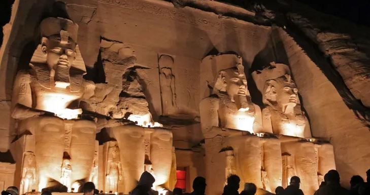 الامارات | في حدث يحدث مرتين في العام.. الشمس تتعامد على معبد أبوسمبل