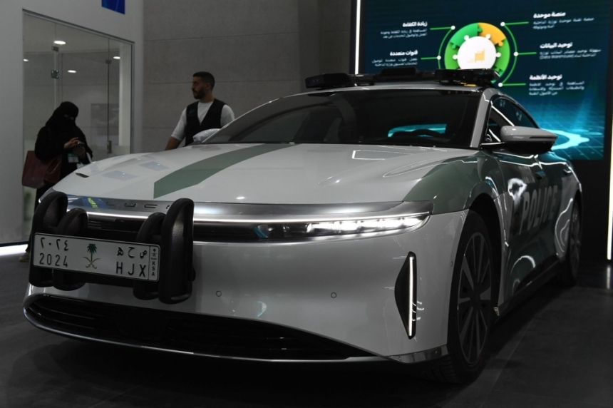 ملتقى الصحة العالمي.. زوار جناح الداخلية يتفاعلون مع لوحة "ص ح هـ"