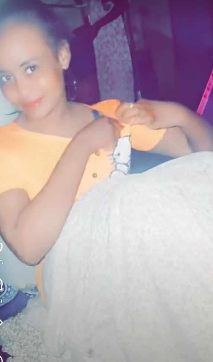 شاهد بالصورة والفيديو.. فتاة سودانية تثير ضجة إسفيرية غير مسبوقة بعد ظهورها وهي تجلس على حفرة دخان وتعطر نفسها بــ”الخمرة” ومتابعون: (قلة أدب وتفاهات جديدة)