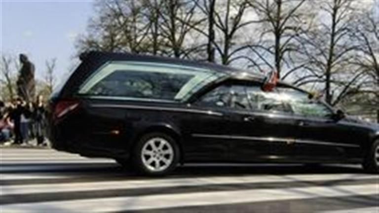 واقعة غريبة وصادمة.. جثة تسقط من سيارة وسط الشارع