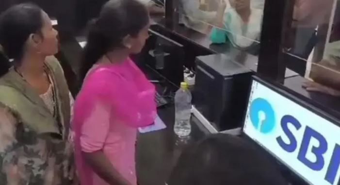 الامارات | بنك مزيف بطقم كامل احتال علي قرية هندية!