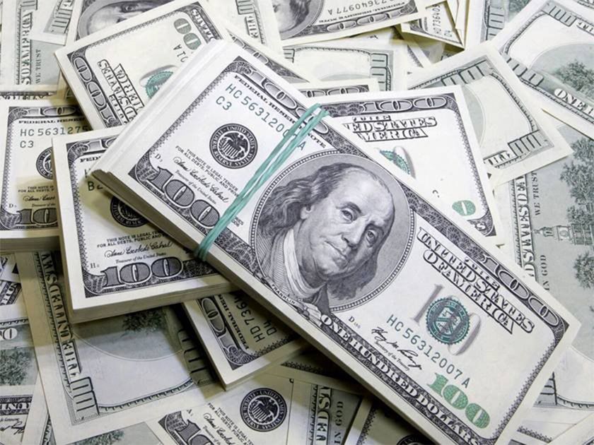 الدولار يرتفع عند أعلى مستوى في شهرين ونصف