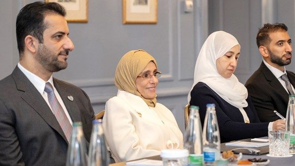 جواهر القاسمي وسلطان بن أحمد يلتقيان فريق لجنة الصليب الأحمر