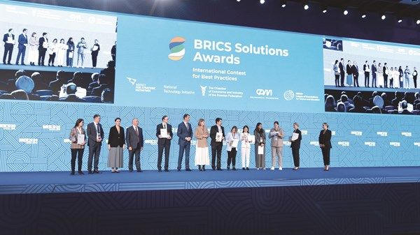 مشروعان إماراتيان يحصدان جائزتين في مسابقة «BRICS Solutions Awards»