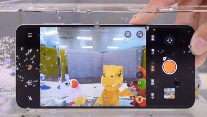 تكنولوجيا: هاتف OPPO Find X8 Pro يأتي بأول كاميرة periscope telephoto مزدوجة