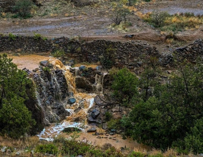 الأمطار.. سبائك فضية تتلألأ وترسم لوحة جمالية في الباحة